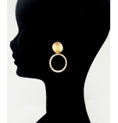 Beautiful statement earrings in a round design with pearls and golden hardware.